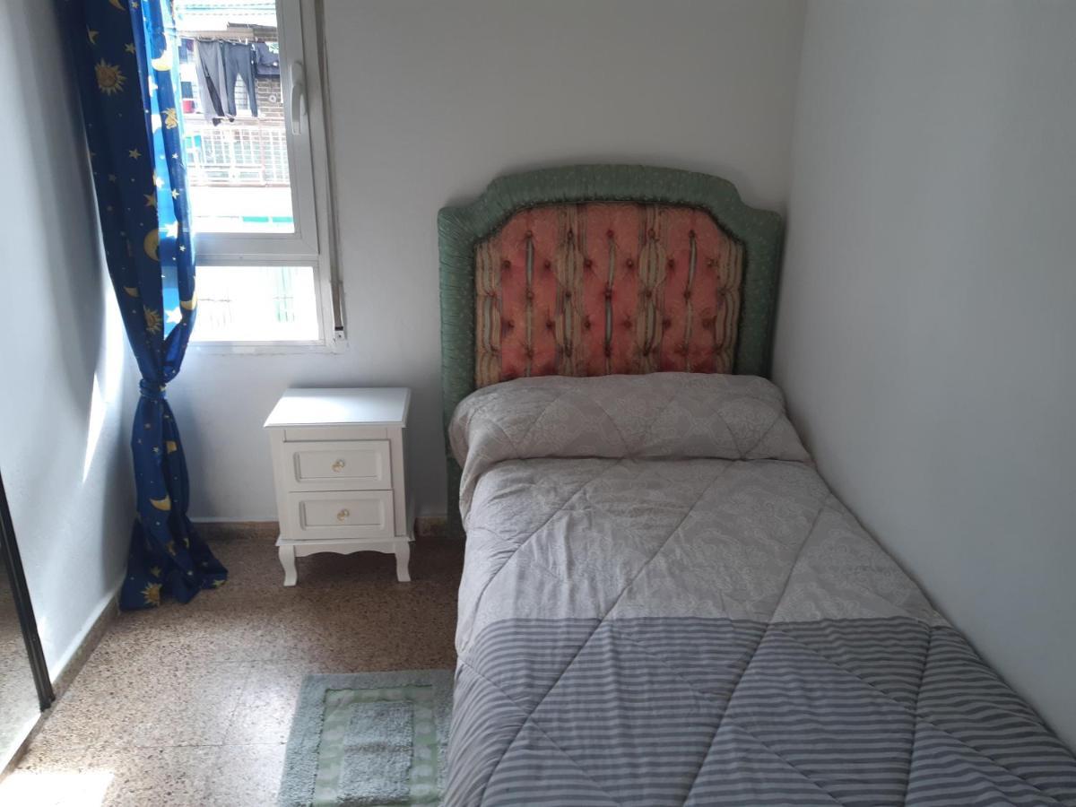 Room In Guest Room - Peaceful Accommodation In Madrid Near Atocha Exterior photo